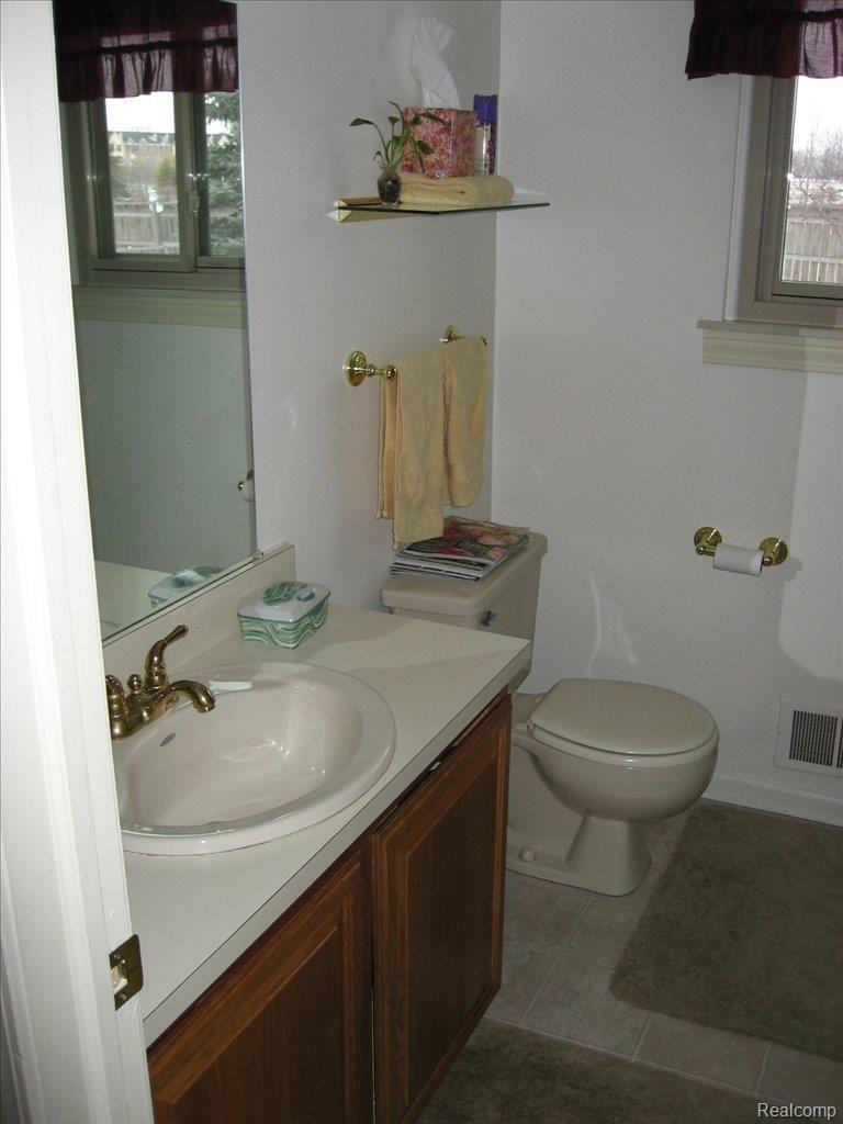 1407 Knightsbridge Road Canton, MI 48187 - Photo 7 of 7 1407 Knightsbridge 052