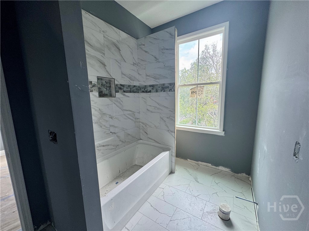 802 West 44th Street Savannah, GA 31405 - Photo 17 of 18 Bathroom
