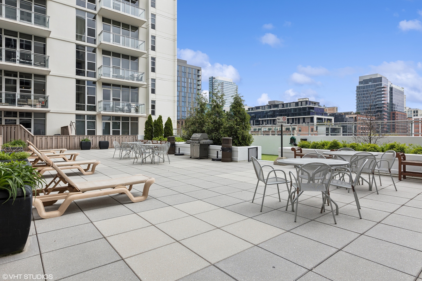 901 West Madison Street, Unit 615 Chicago, IL 60607 - Photo 24 of 25 a view of a patio with couches and table potted plants