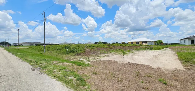 a view of a yard with a house