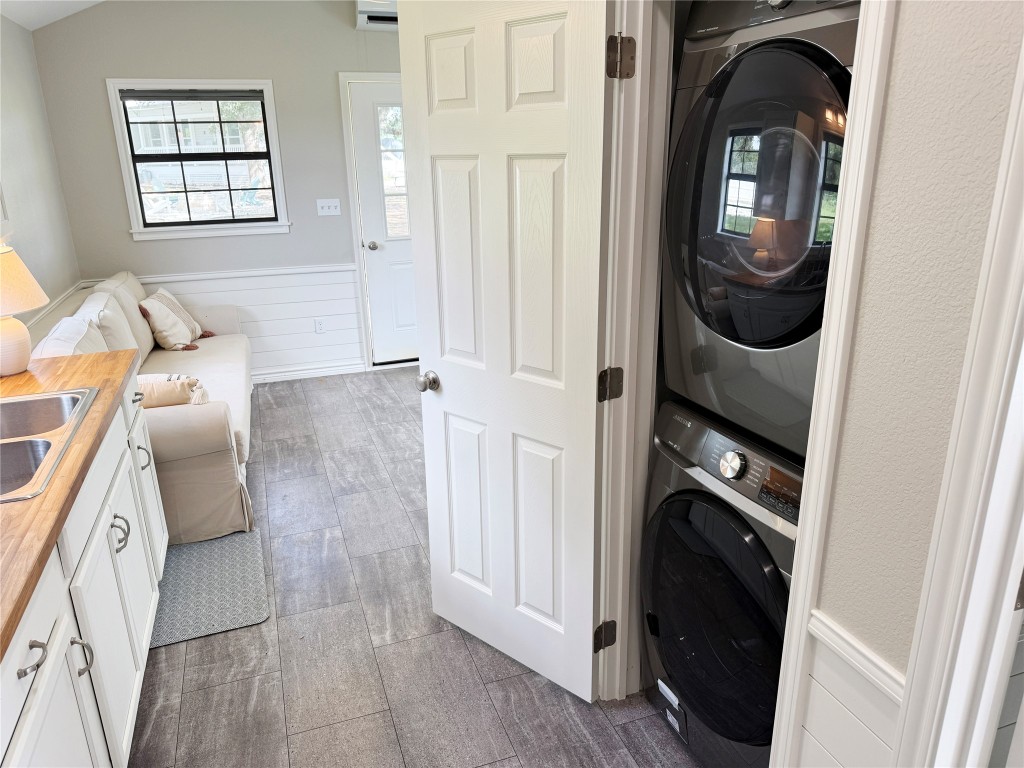 141 Grassyville Road Paige, TX 78659 - Photo 25 of 30 a bathroom with a toilet and a mirror