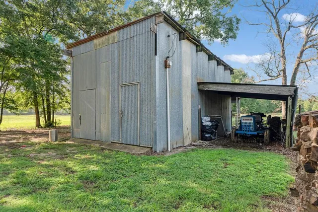 a view of a back yard of the house