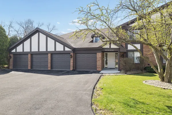 $325,000 | 5851 Doe Circle, Unit 5851, Westmont, IL 60559