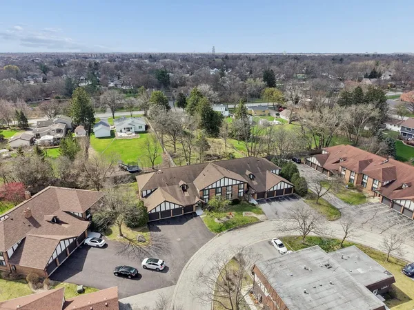 $325,000 | 5851 Doe Circle, Westmont, IL 60559