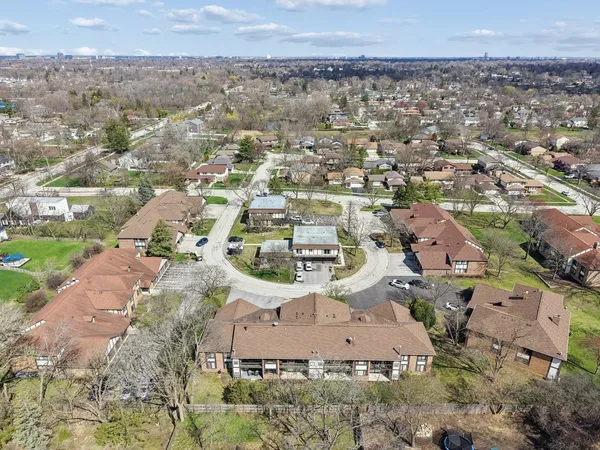 $325,000 | 5851 Doe Circle, Westmont, IL 60559