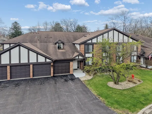 $325,000 | 5851 Doe Circle, Westmont, IL 60559