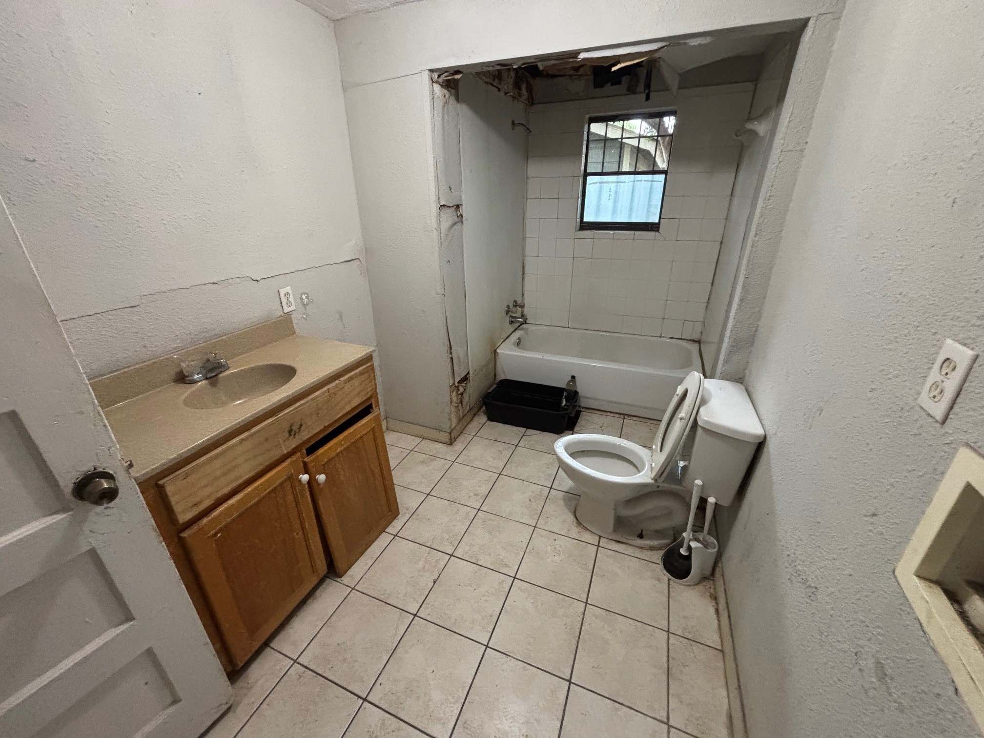 4810 Alf Avenue Austin, TX 78721 - Photo 11 of 16 a bathroom with a toilet sink and tub