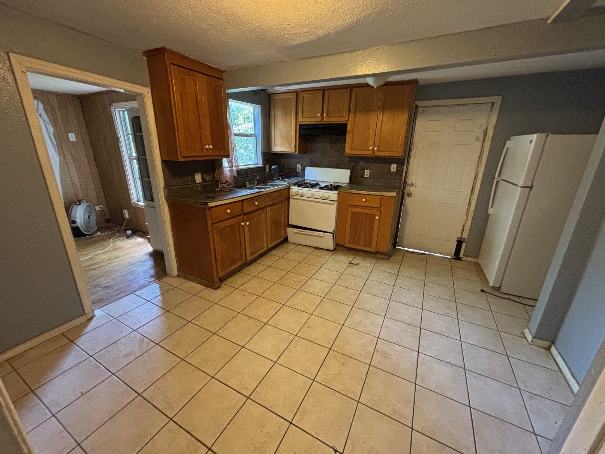4810 Alf Avenue Austin, TX 78721 - Photo 13 of 16 a kitchen with stainless steel appliances granite countertop a refrigerator and a stove