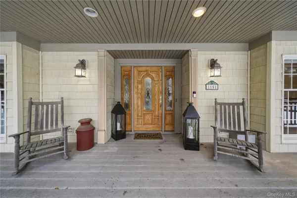 a view of livingroom with furniture