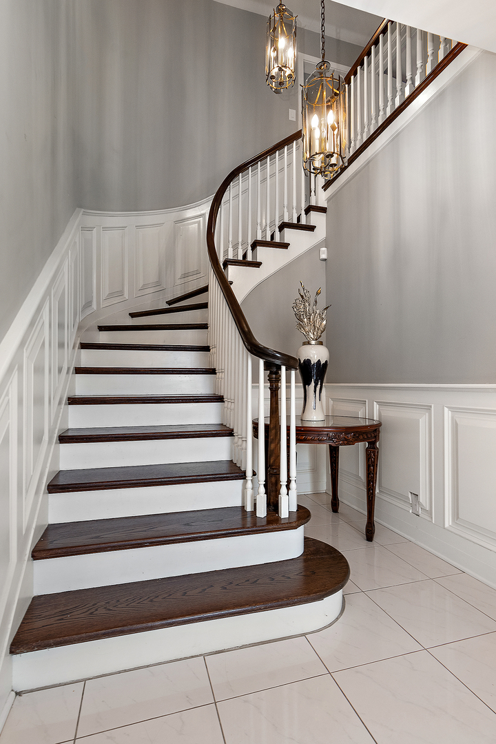 305 North Reed Street Joliet, IL 60435 - Photo 7 of 62 a view of entryway