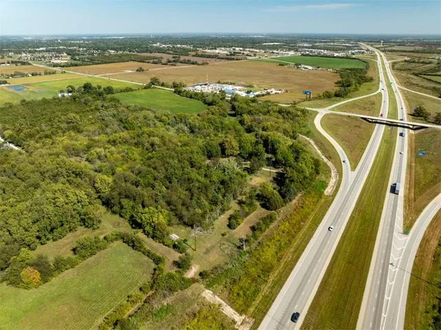 $389,000 | 2700 South Eisenhower Avenue, Ottawa, KS 66067