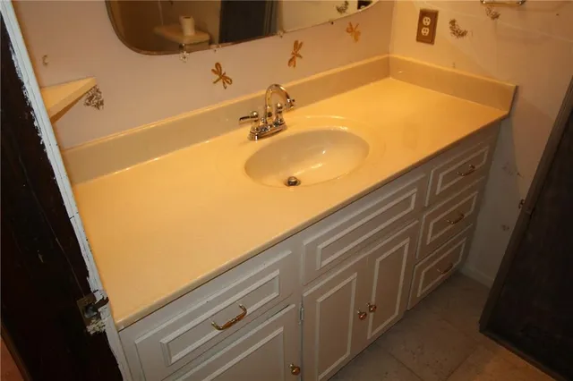 $389,000 | 2700 South Eisenhower Avenue, Ottawa, KS 66067