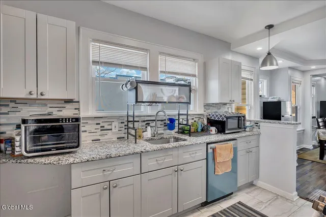 $250,000 | 1568 State Street, Schenectady, NY 12304