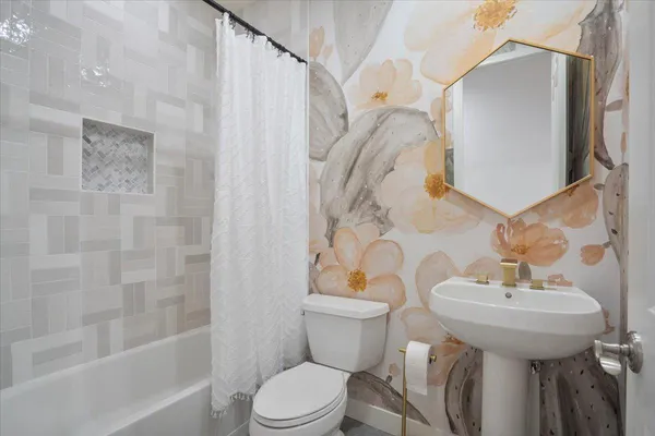 $4,300 | 2025 West Calle De Sol, Phoenix, AZ 85085