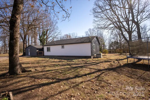 a view of a yard with a house