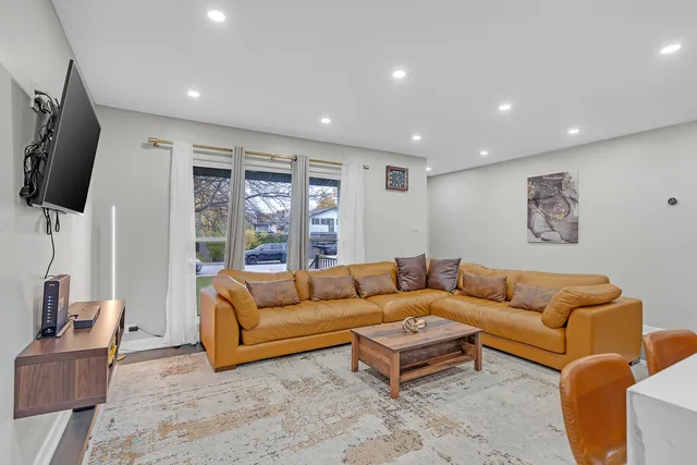 $559,000 | 35 Julie Drive, Glenview, IL 60025