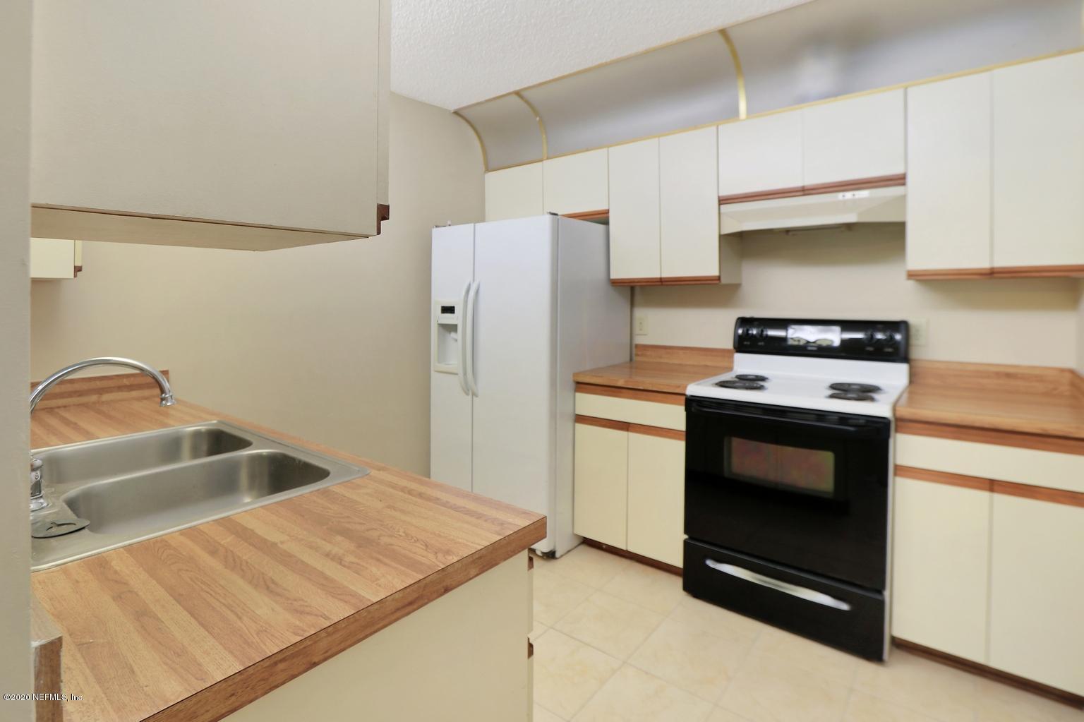 3801 Crown Point Road, Unit 2201 Jacksonville, FL 32257 - Photo 6 of 10 Kitchen