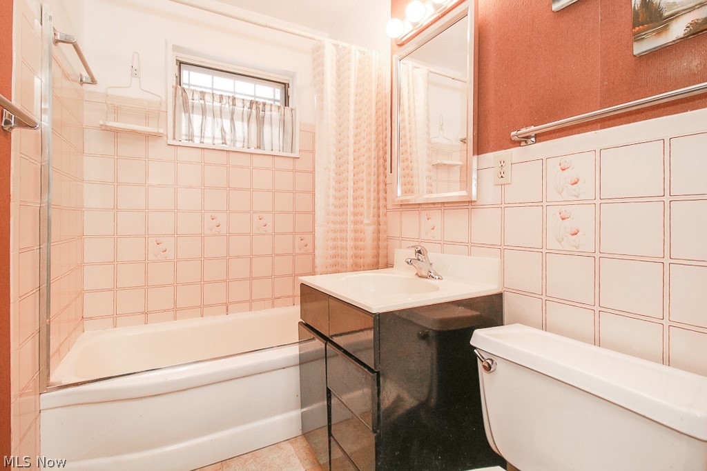 4406 Wyatt Road Cleveland, OH 44128 - Photo 22 of 31 Full Bath