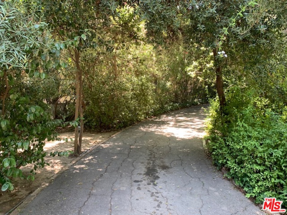 12301 Viewcrest Road Studio City, CA 91604 - Photo 9 of 15 Gallery Image 9