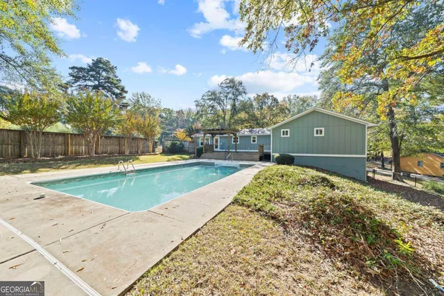 a view of a backyard