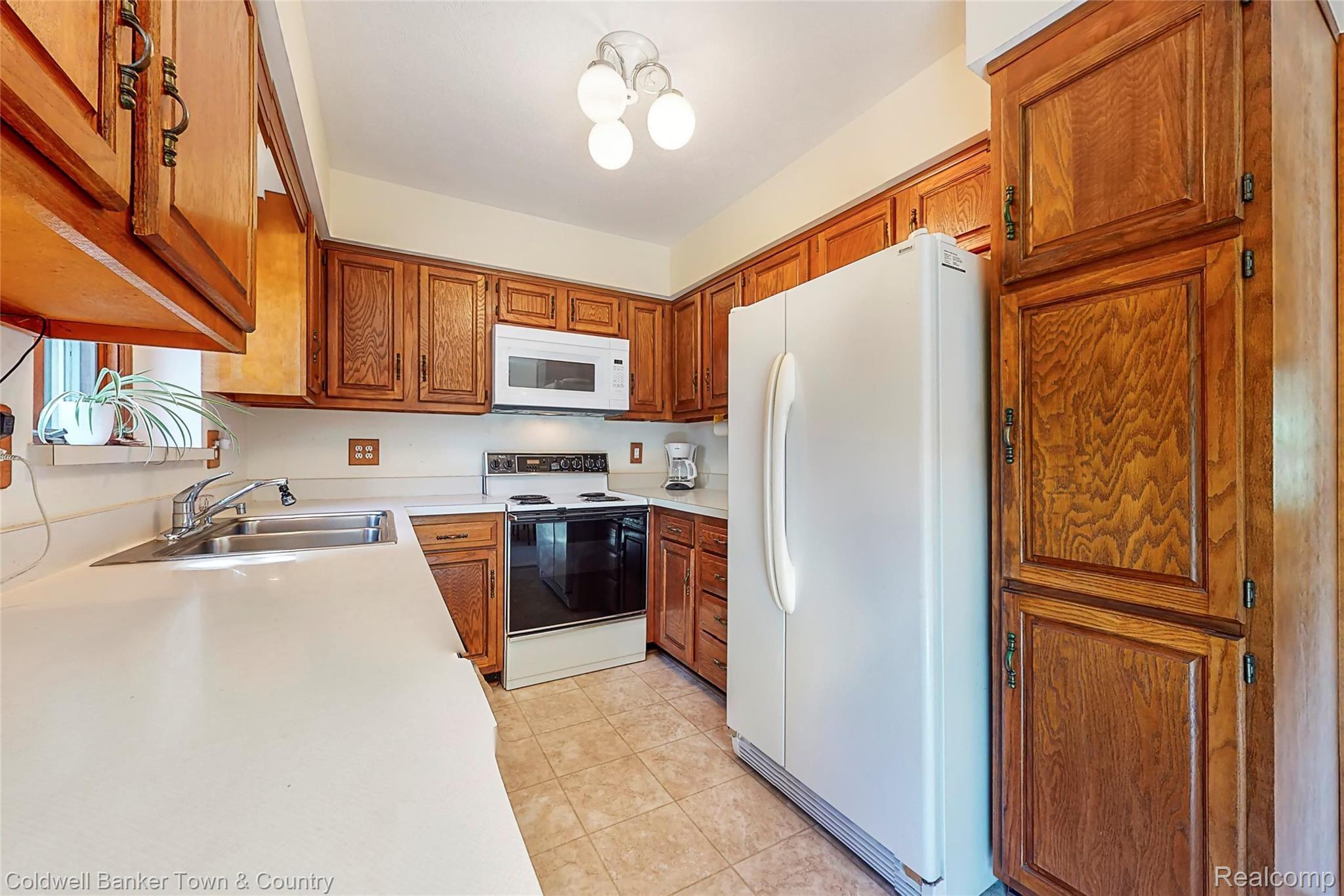 23350 Griswold Road South Lyon, MI 48178 - Photo 9 of 44 6.jpg