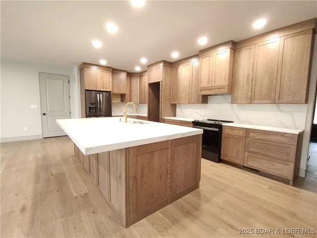 $1,200,000 | 5 Antler Point, Linn Creek, MO 65052