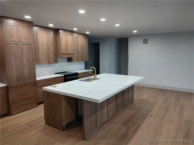 $1,200,000 | 5 Antler Point, Linn Creek, MO 65052