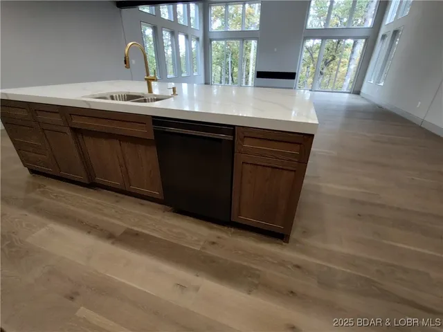 $1,200,000 | 5 Antler Point, Linn Creek, MO 65052