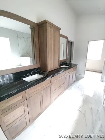 $1,200,000 | 5 Antler Point, Linn Creek, MO 65052