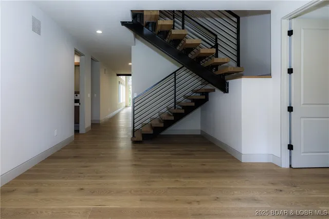 $1,200,000 | 5 Antler Point, Linn Creek, MO 65052