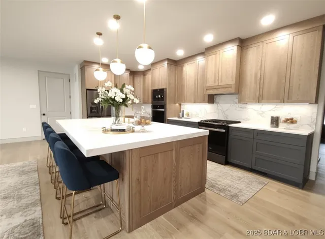 $1,200,000 | 5 Antler Point, Linn Creek, MO 65052