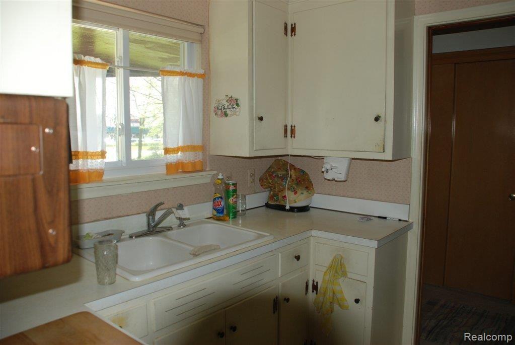 28001 Farmington Road Farmington, MI 48334 - Photo 9 of 25 KITCHEN 2