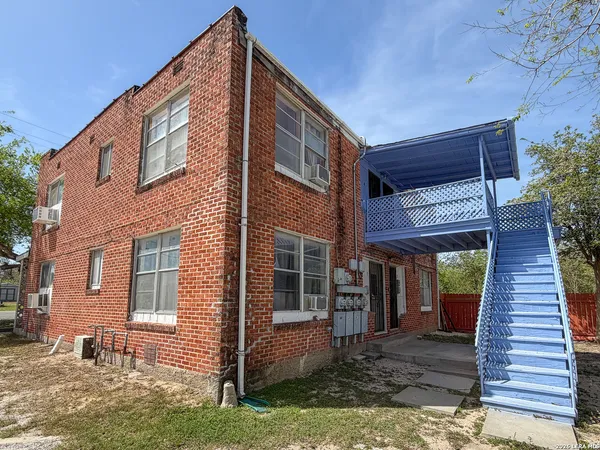 $650 | 704 North Washington Street, Beeville, TX 78102