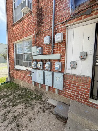 $650 | 704 North Washington Street, Beeville, TX 78102