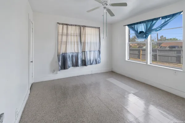 $650 | 704 North Washington Street, Beeville, TX 78102