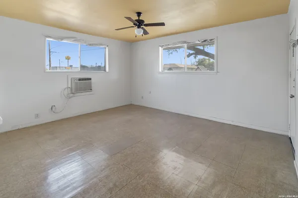 $650 | 704 North Washington Street, Beeville, TX 78102