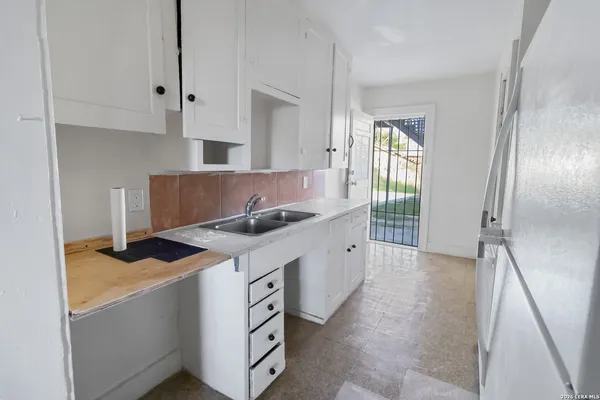 $650 | 704 North Washington Street, Beeville, TX 78102