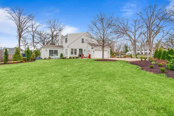 $2,100,000 | 584 Fletcher Court, Lake Forest, IL 60045