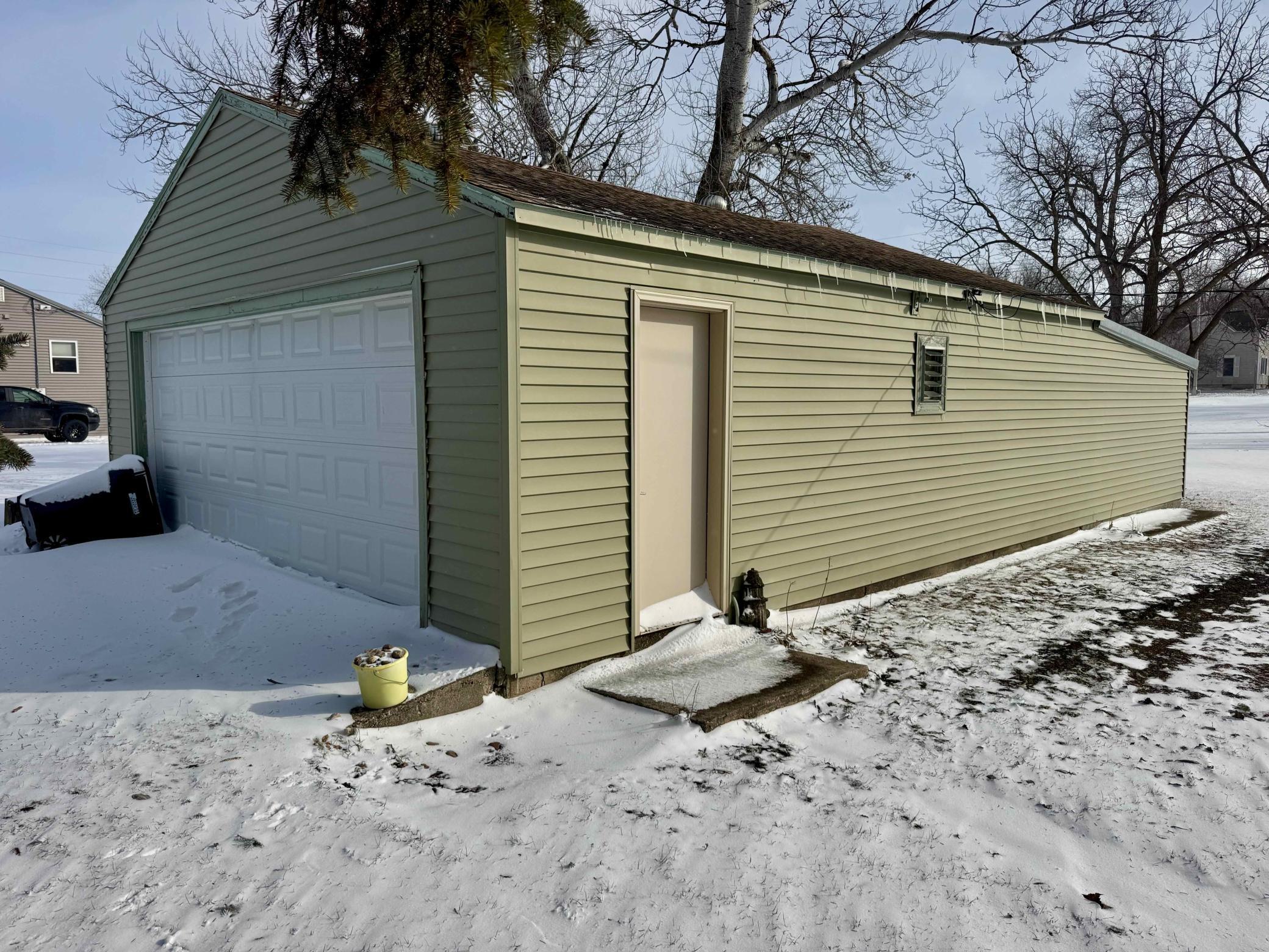 911 Maple Avenue Bird Island, MN 55310 - Photo 3 of 8