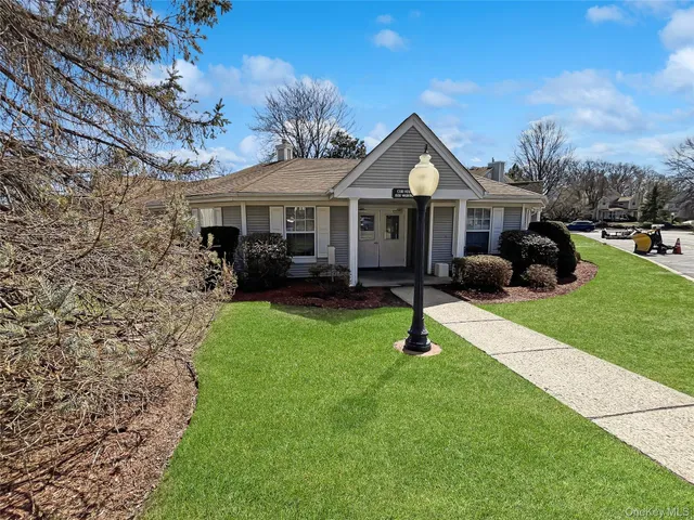 a view of a yard in front of house