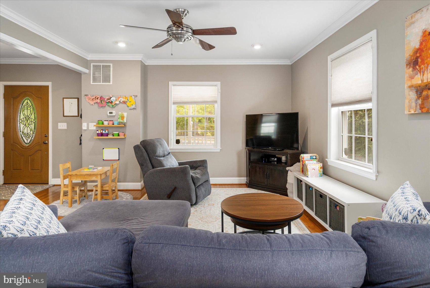 5304 Catalpha Road Baltimore, MD 21214 - Photo 7 of 38 Living Room