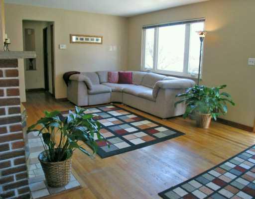 541 Kelso Road Mt. Lebanon, PA 15243 - Photo 2 of 8 Living Room.