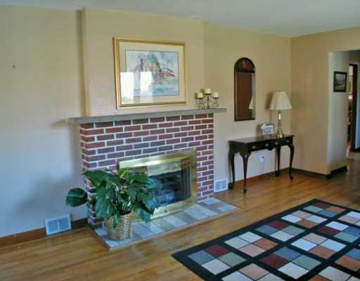 541 Kelso Road Mt. Lebanon, PA 15243 - Photo 3 of 8 Living Room.