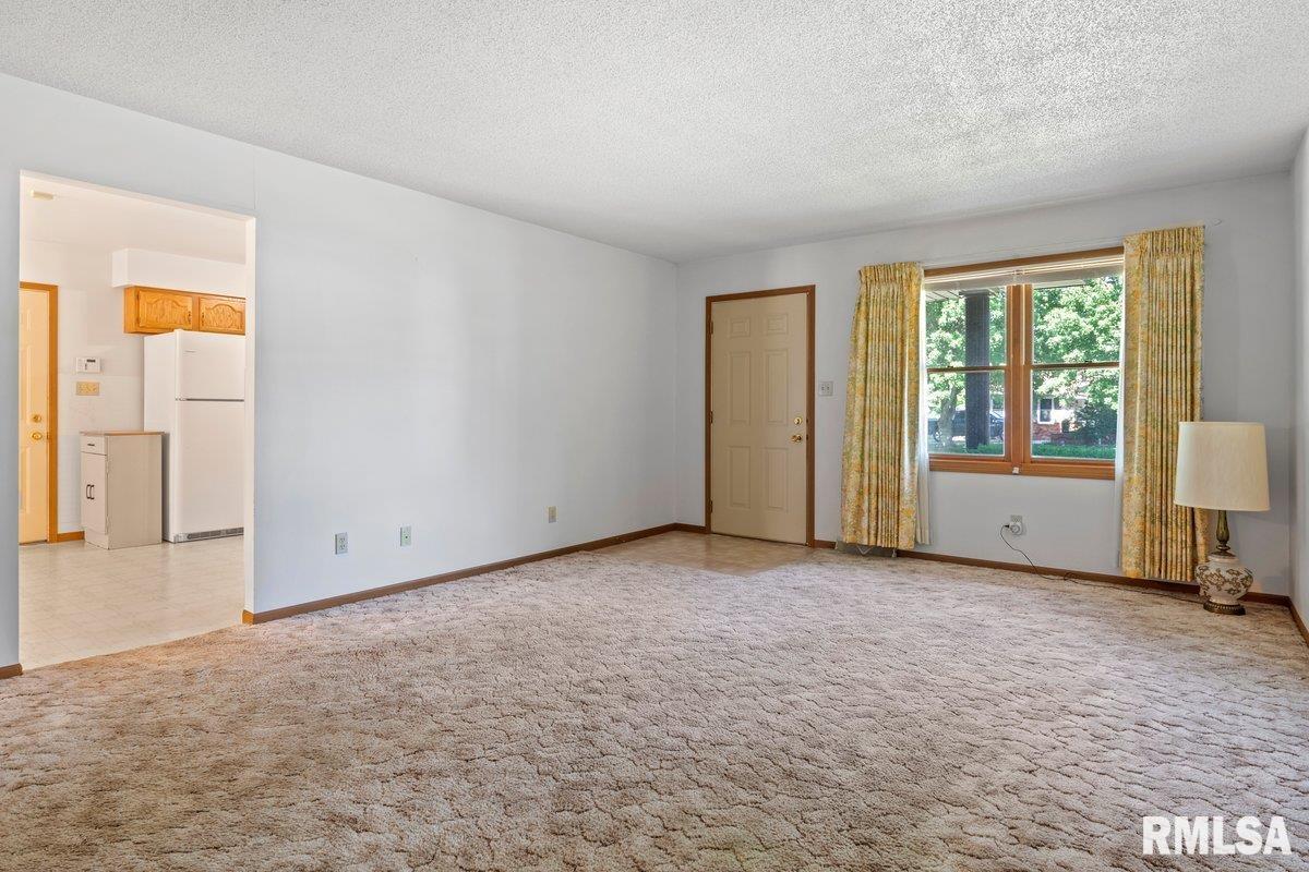 1900 Scarbrough Road Springfield, IL 62702 - Photo 4 of 31