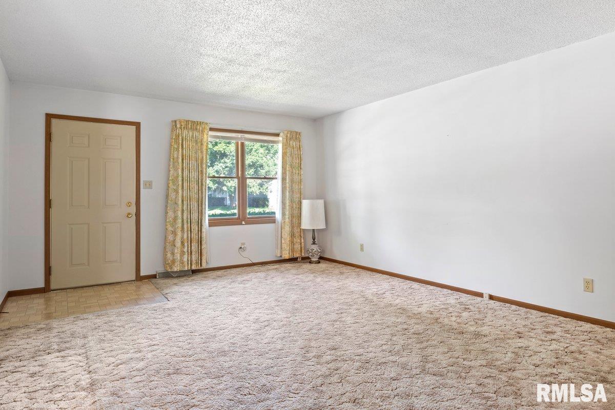 1900 Scarbrough Road Springfield, IL 62702 - Photo 5 of 31