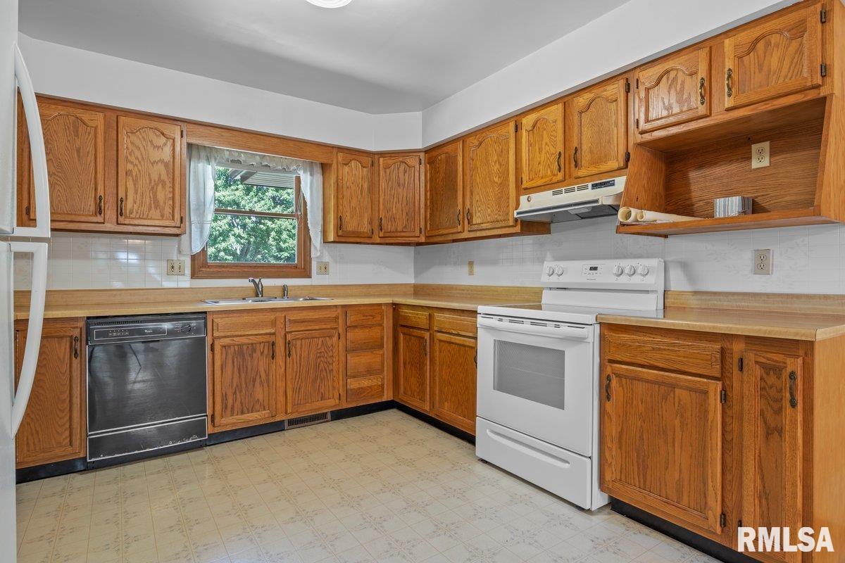 1900 Scarbrough Road Springfield, IL 62702 - Photo 8 of 31