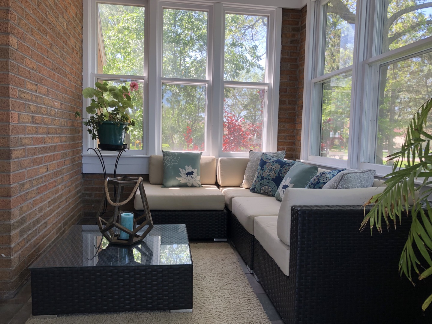 3137 River Road Kankakee, IL 60901 - Photo 12 of 44 a living room with furniture and a potted plant