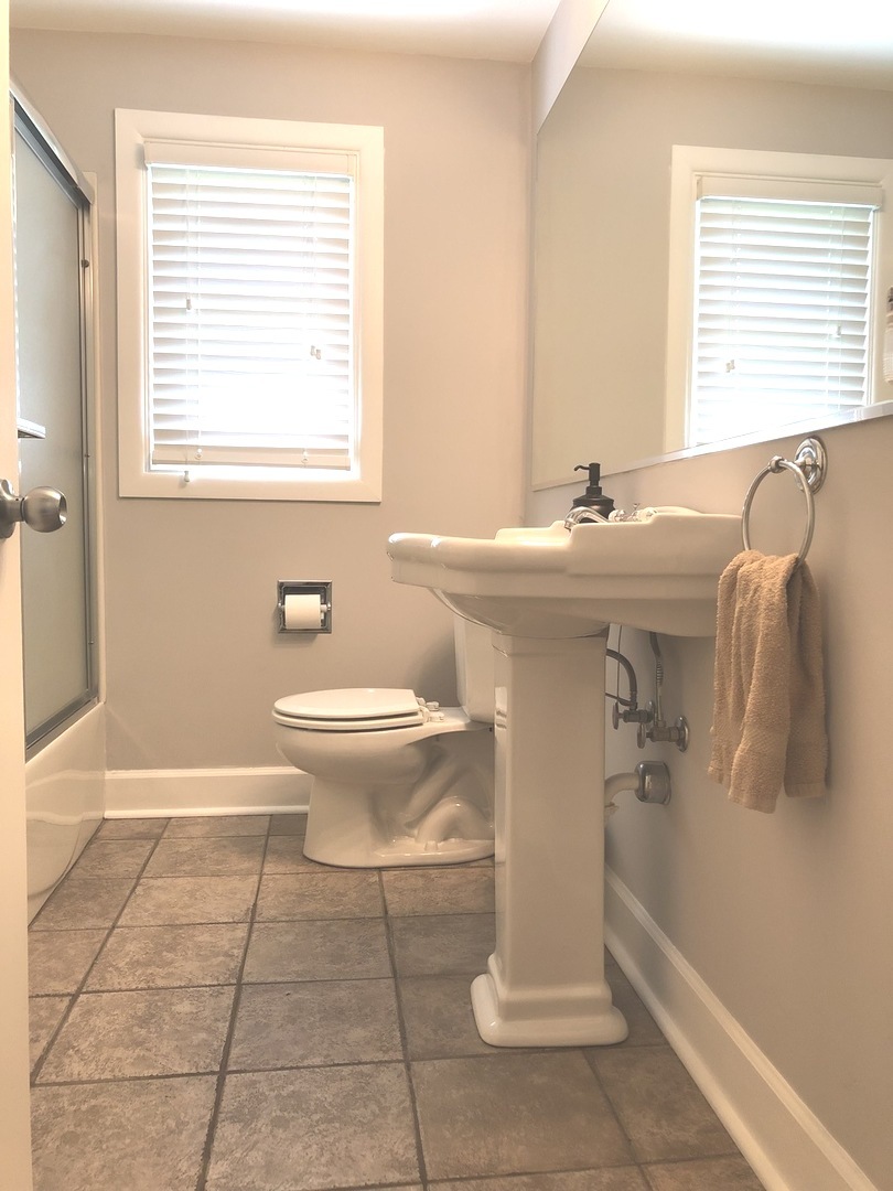 3137 River Road Kankakee, IL 60901 - Photo 21 of 44 a bathroom with a sink a toilet and a bathtub