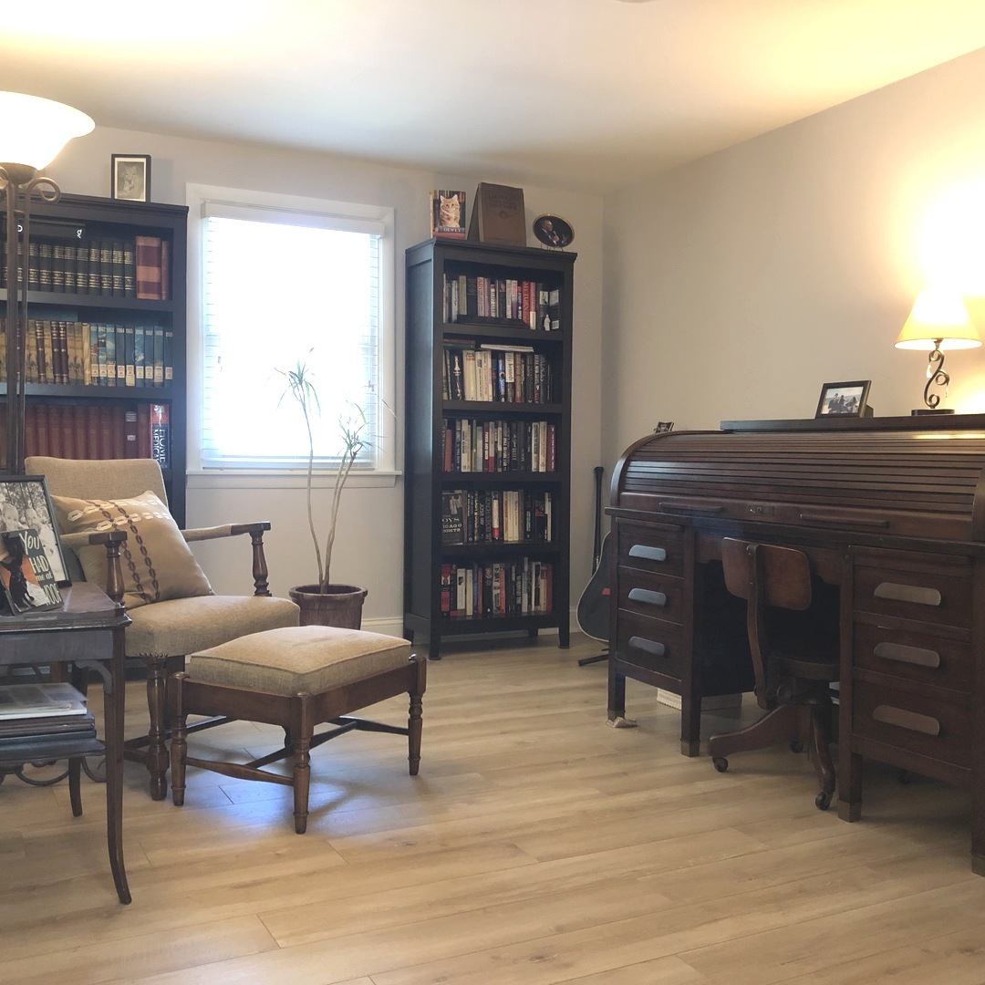 3137 River Road Kankakee, IL 60901 - Photo 23 of 44 a living room with furniture and a bookshelf