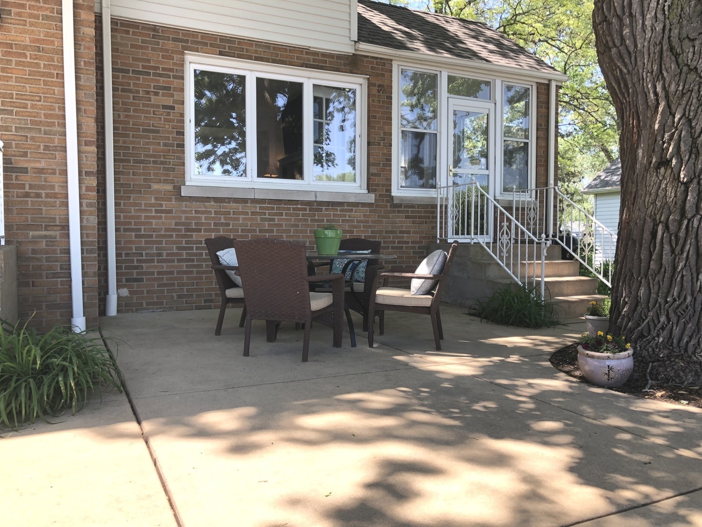 3137 River Road Kankakee, IL 60901 - Photo 39 of 44 a view of a house with backyard and sitting area